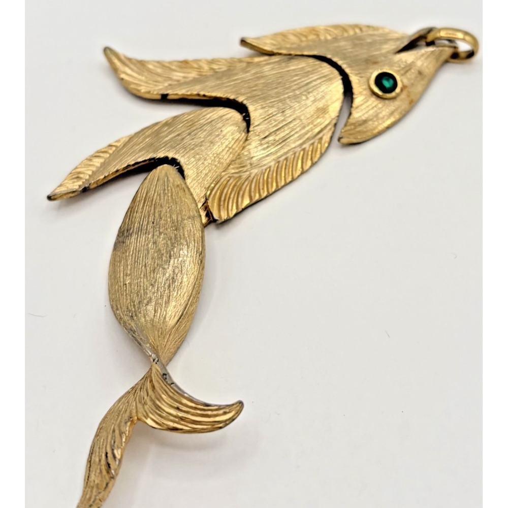 Vintage Napier Gold Tone Articulated Fish Pendant Green Rhinestone Eye 4.5" - Picture 2 of 5